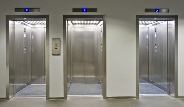 Çok katlı yapılarda birden fazla asansöre ihtiyaç vardır.