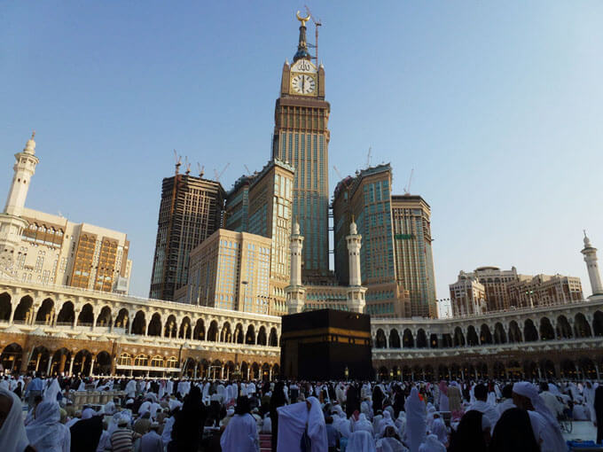 Mekke Saat Kulesine  konumu ve mimarisi itibariyle Müslümanlar yoğun ilgi gösteriyor.